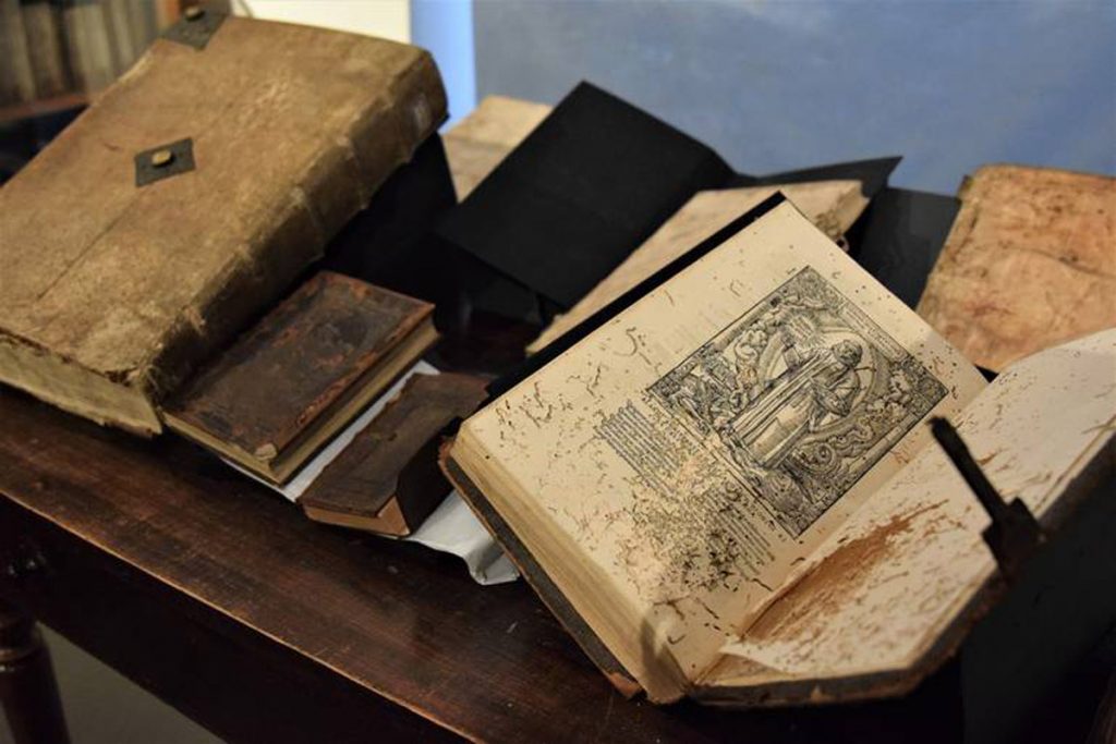 historische Bücher liegen auf dem Tisch