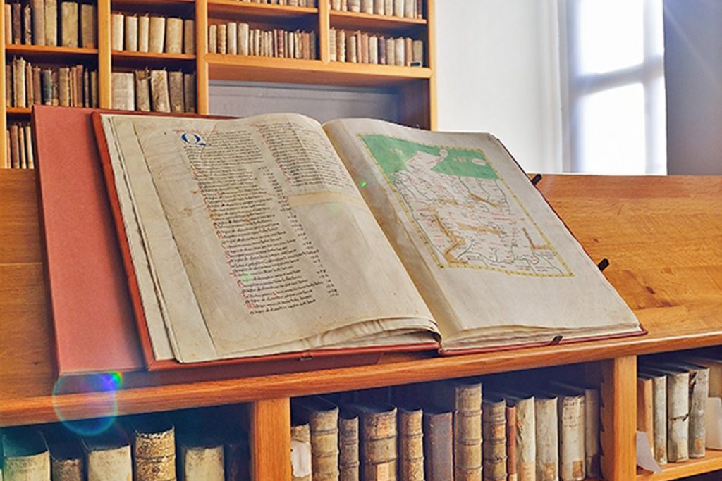 geöffnetes historisches Buch