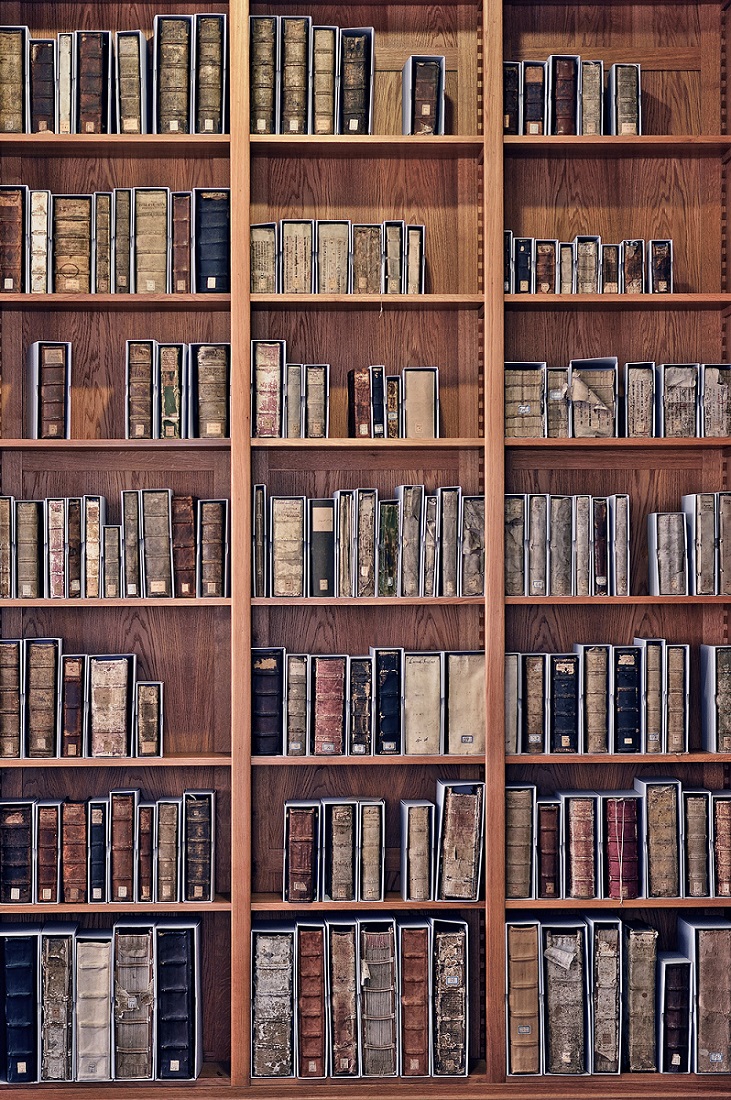 Ein Bücherregal mit historischen Büchern